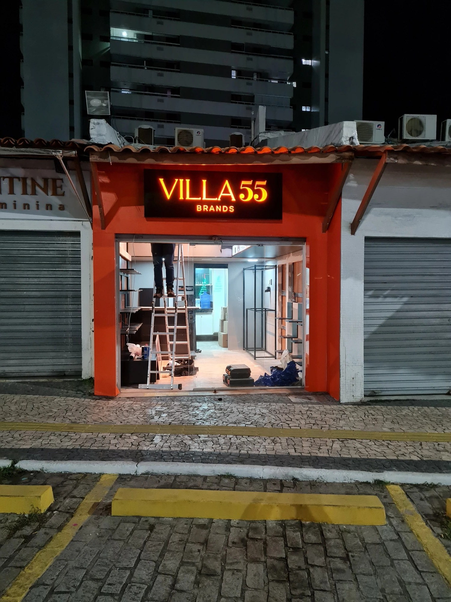 Letreiro Luminoso — Villa 55 Brands
