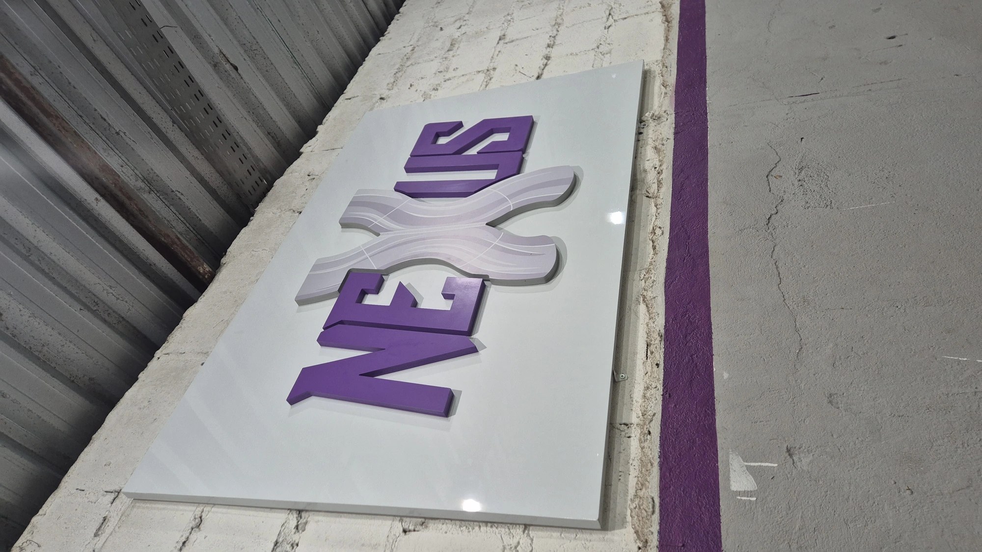Placa em Relevo — Nexus